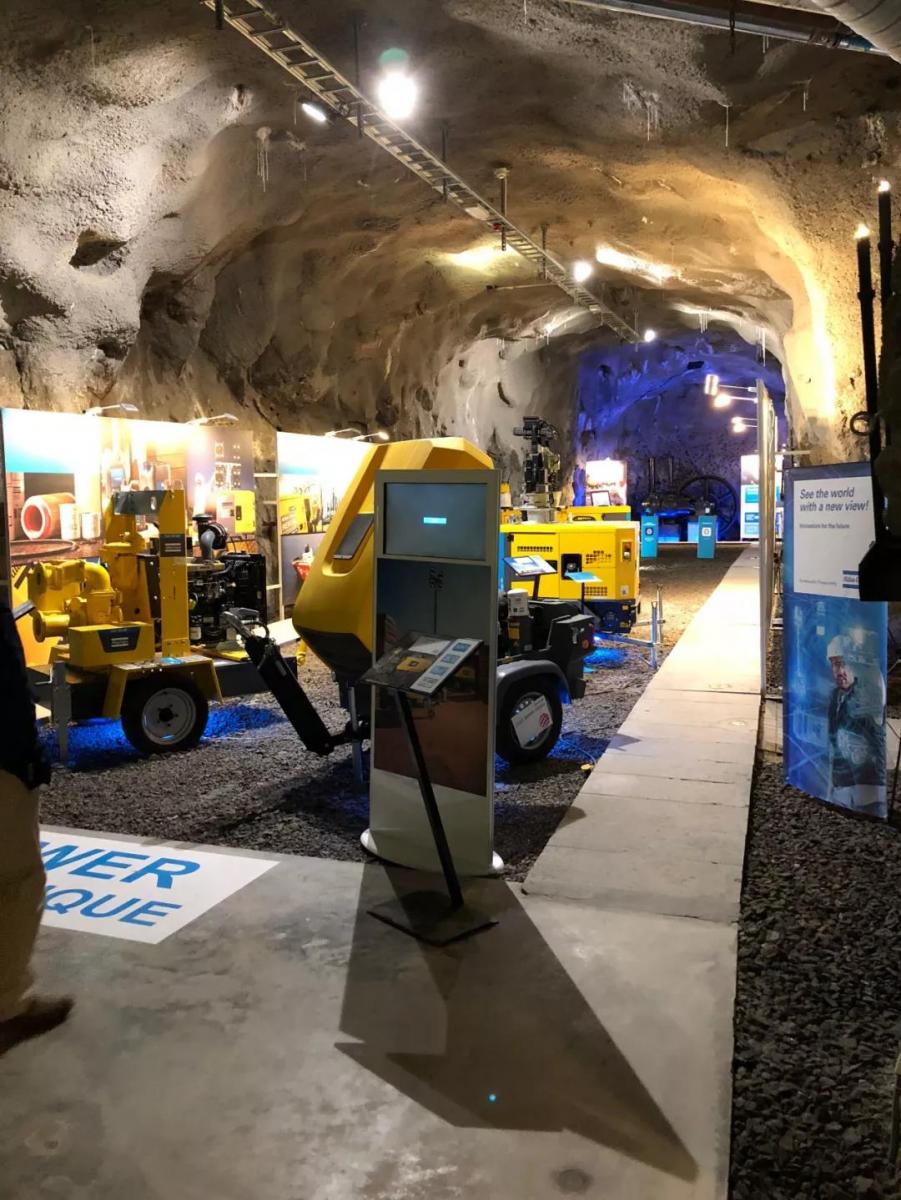(在Atlas Copco公司的地下参观)
