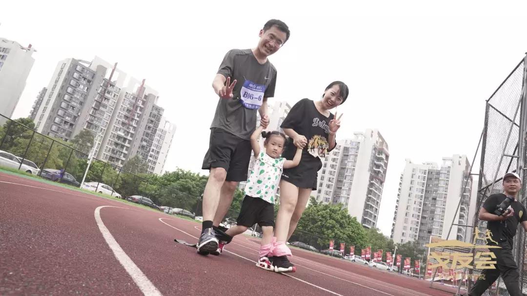 前脚跟妈妈、后脚跟爸爸,小宝宝走得太有范啦
