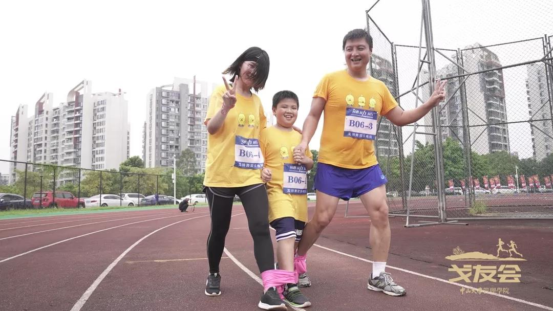 厉害了,绑上双脚还能跑!
