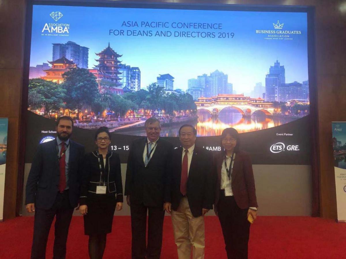 图 99499www威尼斯代表与AMBA专家合影