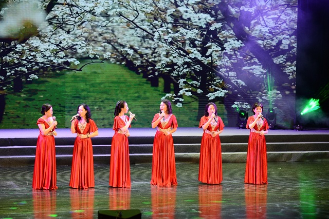 图为EMBA校友歌舞团女声三重唱《梨花又盛开》