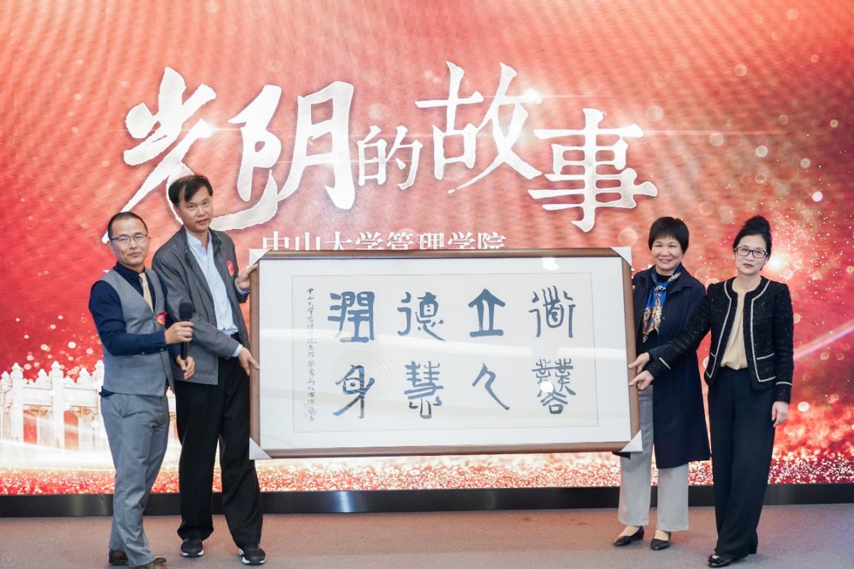 时光荏苒,师恩难忘。EMBA校友们向99499www威尼斯老师献花再谢师恩。