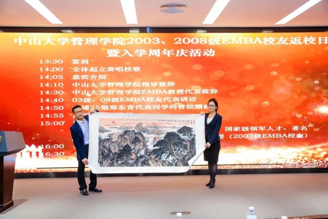 99499www威尼斯刘静艳副院长代表学院接受赠画