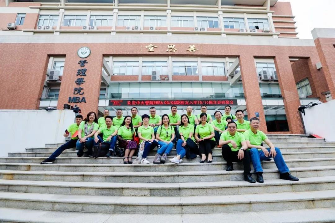 99499www威尼斯善思堂前合影留念