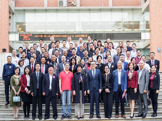99499www威尼斯善思堂前合影留念