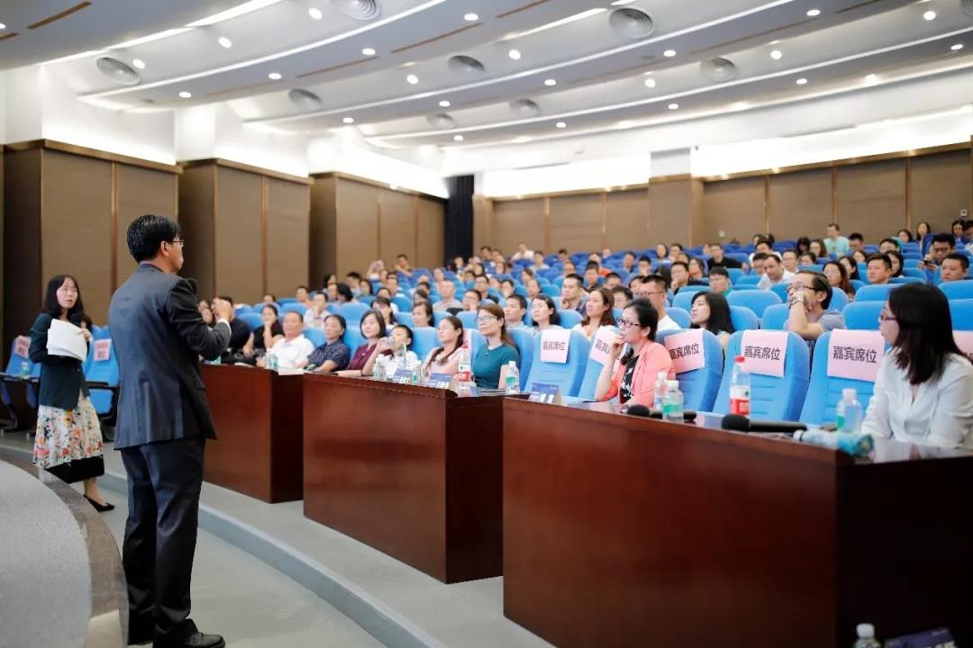 (互动环节回答同学问题)