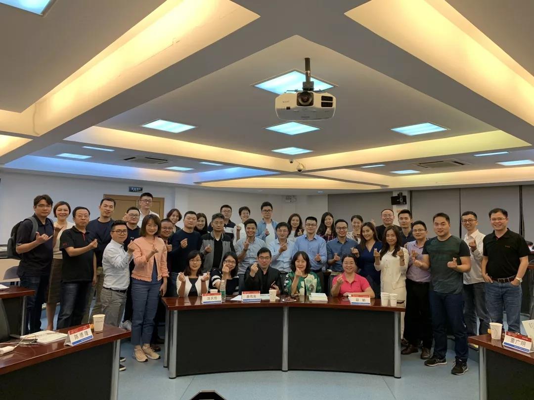(傅慧教授与参加讲座的学生合影)