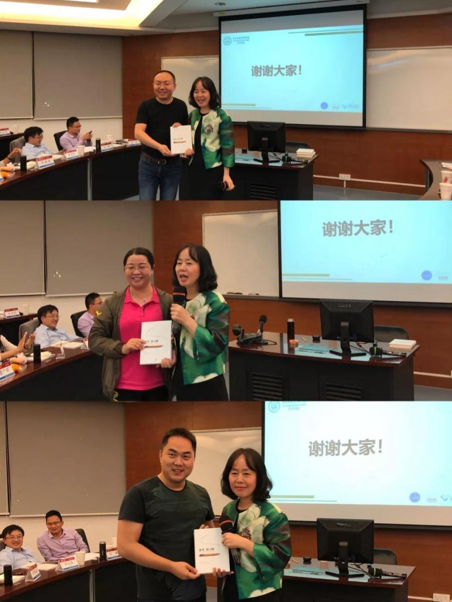 (傅慧教授为同学赠书)
