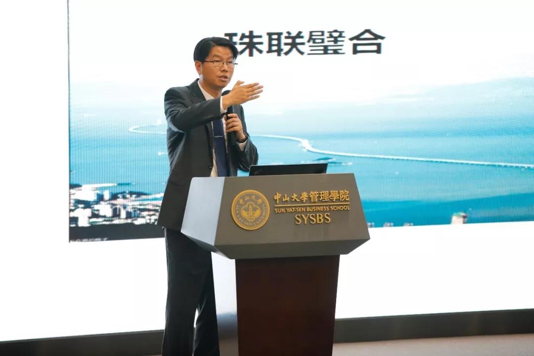 (张劲文博士在演讲中)