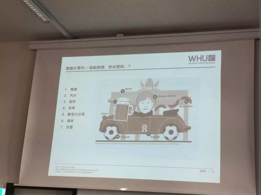(迈克尔·弗伦克尔教授与同学们互动)