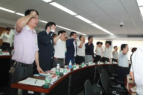 (EMBA中心王远怀主任带领全体新同学进行入学宣誓)
