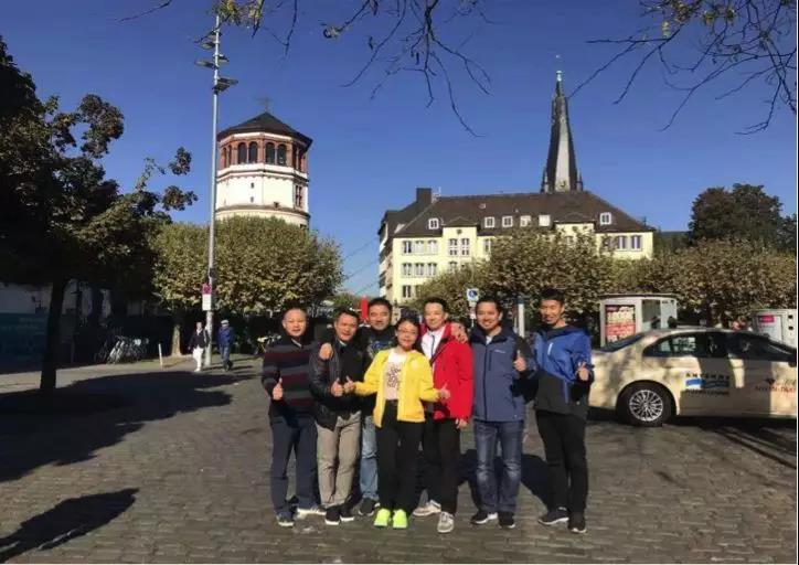(EMBA学员们在杜塞尔多夫街头合影留念)