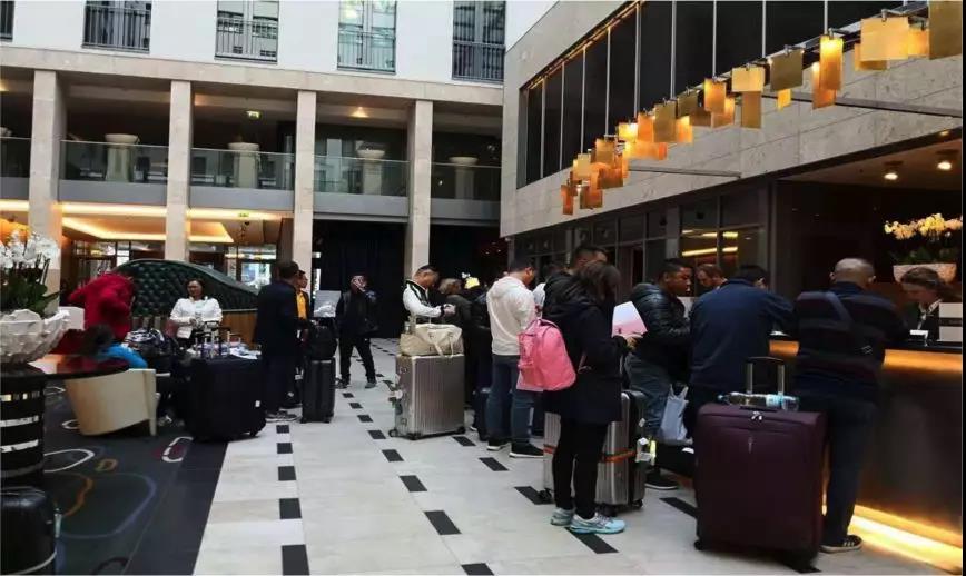 (EMBA学员在酒店前台办理入住)