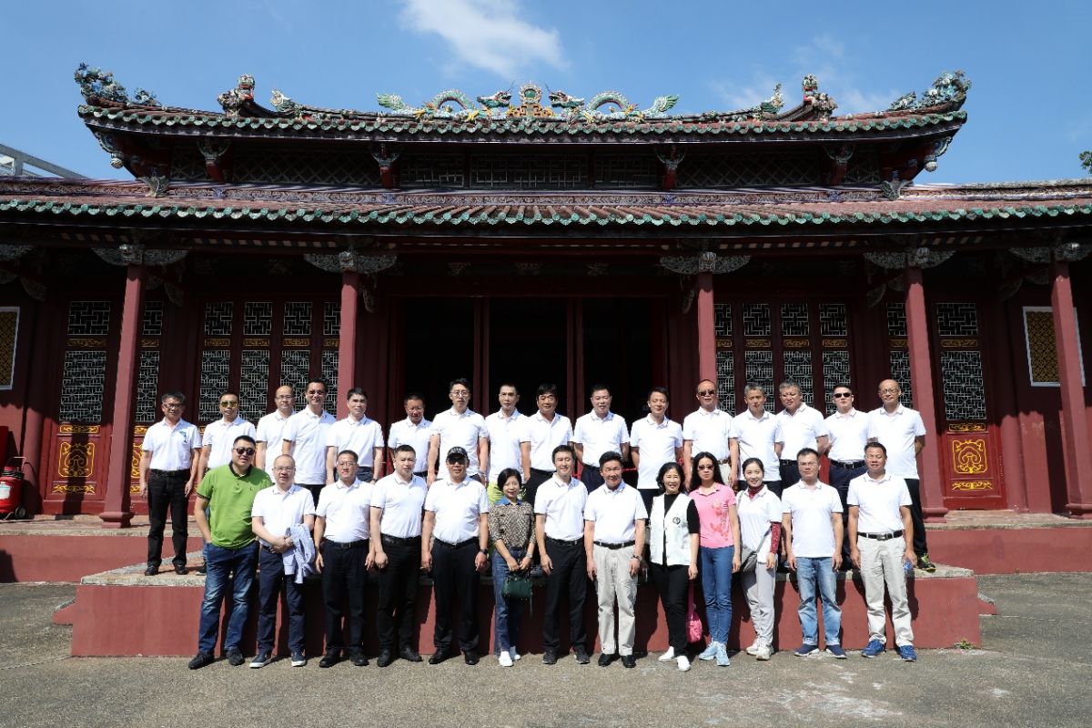 图为EMBA4期(04冬甲班)同学们参观红宫展馆合影留念