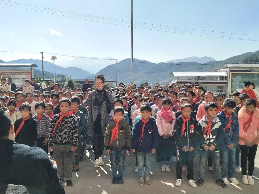 2018年11月,刘静艳副院长到团山完小参加助学金发放仪式2