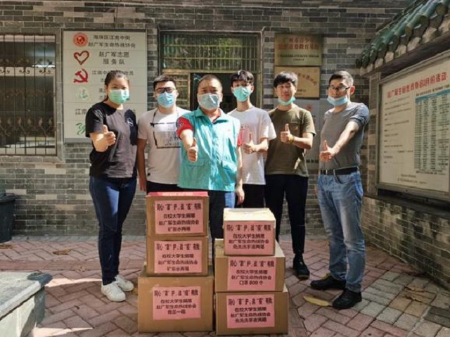关爱基层志愿者,给赵广军生命热线等捐赠医护用品