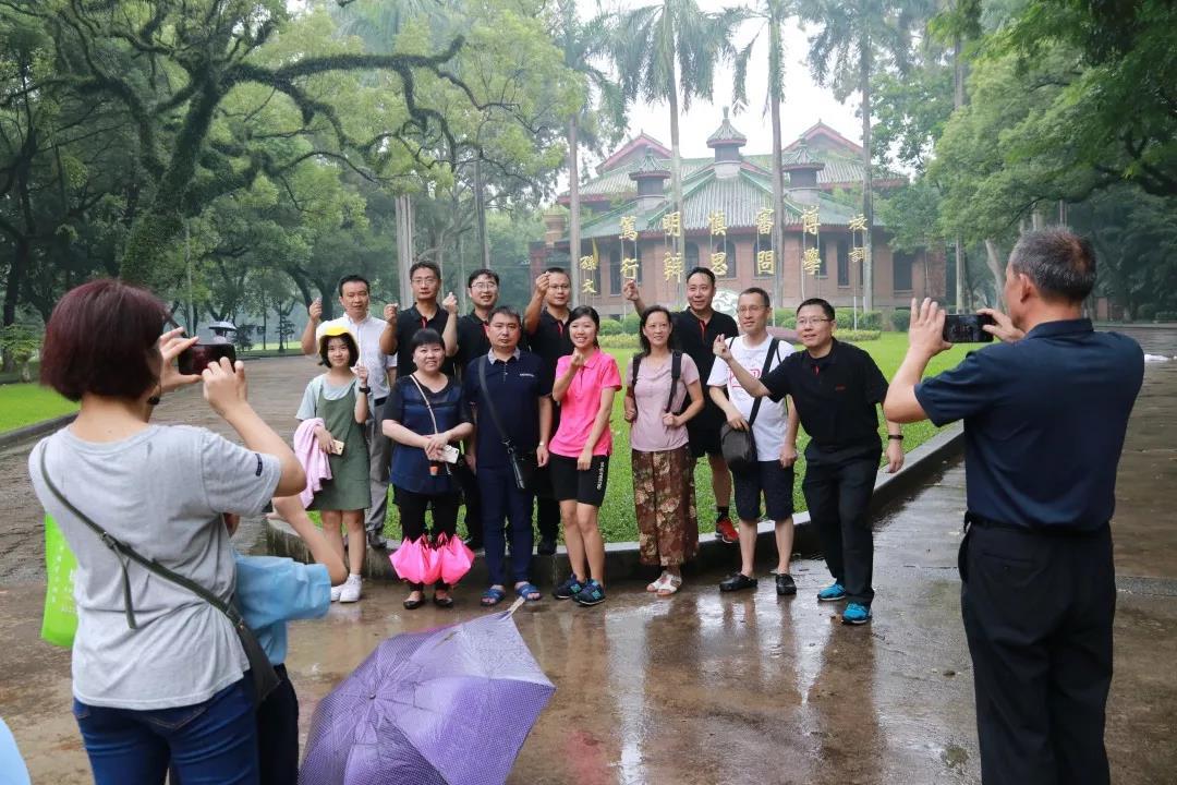 A组同学打卡点十三:我爱中大,为中大比心