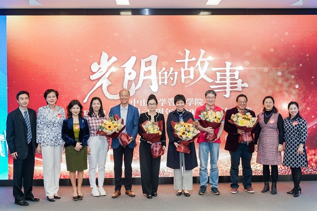 EMBA校友代表向99499www威尼斯老师献花谢师恩