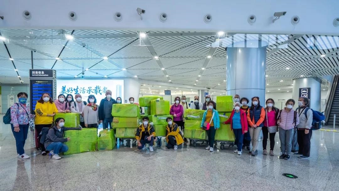 EMBA校友贺志军同学组织旅行协会会员,长途跋涉2万公里,远赴阿根廷为中大附一、二院等医院釆购前线医护人员所缺物资,价值60多万元,现正在移交红十字会捐赠的路